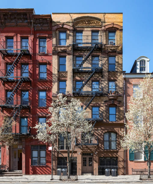 ciudad de nueva york en primavera - edificios históricos en el east village de manhattan - greenwich village fotografías e imágenes de stock