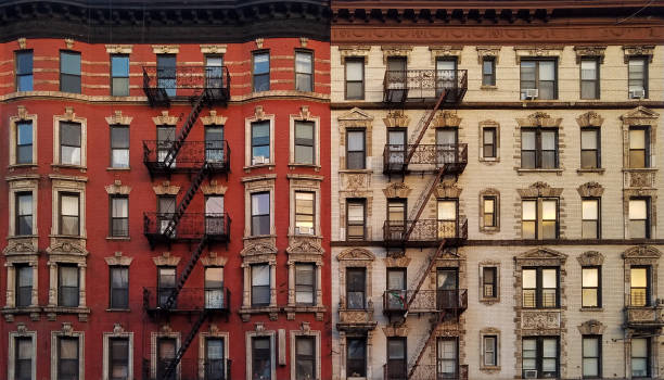 abendlicht spiegelt sich in gebäude fenster new york city - sandstein stock-fotos und bilder