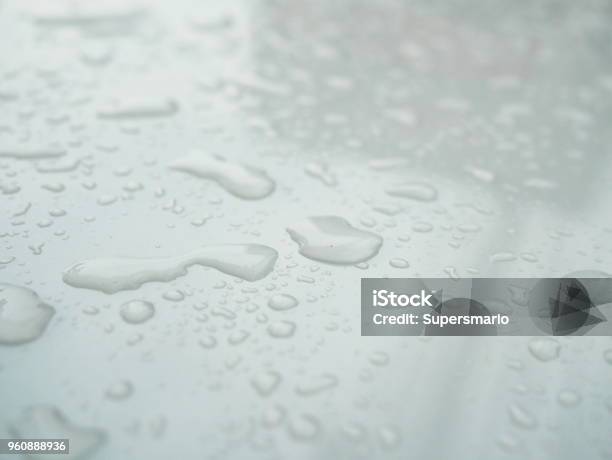 Regenwasser Tropfen Stockfoto und mehr Bilder von Fliesenboden - Fliesenboden, Glas, Tropfen