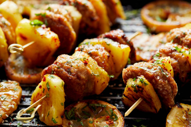 brochettes grillées avec de la viande de poulet et ananas aux herbes sur une plaque de grill, gros plan - brochette de poulet anans photos et images de collection