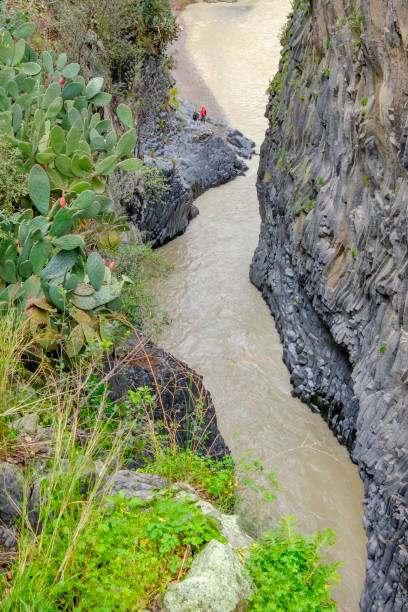 gole dell'alcantara - alcantara gorge (sicília, itália) - sicily river water gole dellalcantara - fotografias e filmes do acervo