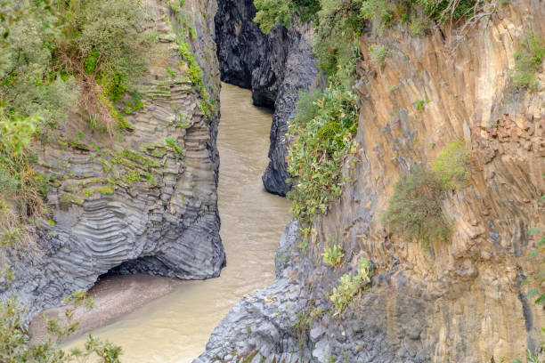 gole dell'alcantara - alcantara gorge (sicília, itália) - sicily river water gole dellalcantara - fotografias e filmes do acervo