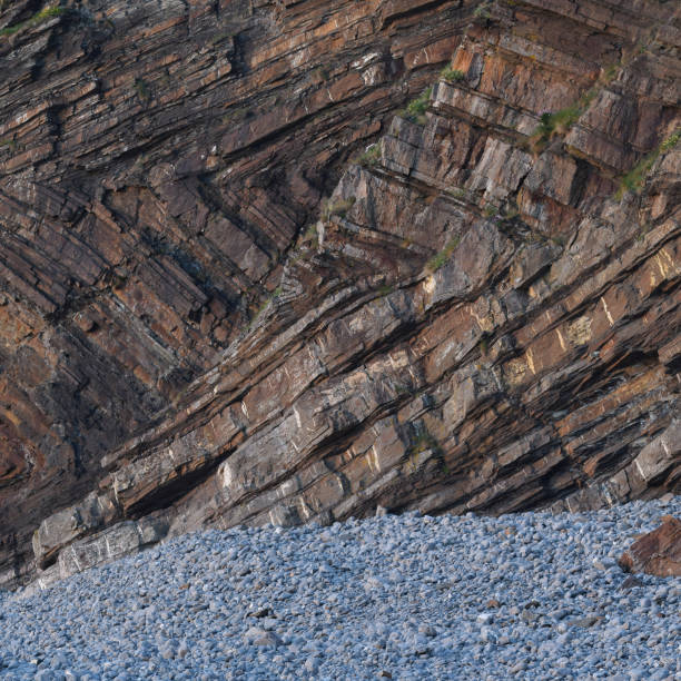 chevron folding millook haven - plate tectonics imagens e fotografias de stock