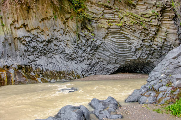 gole dell'alcantara - alcantara gorge (sicília, itália) - sicily river water gole dellalcantara - fotografias e filmes do acervo