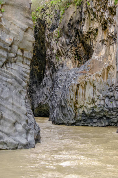 gole dell'alcantara - alcantara gorge (sicília, itália) - sicily river water gole dellalcantara - fotografias e filmes do acervo