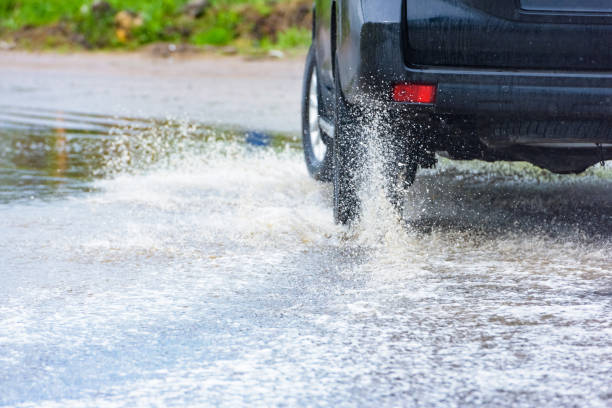 автомобиль дождь лужа брызг воды - mud car wet horizontal стоковые фото и изображения