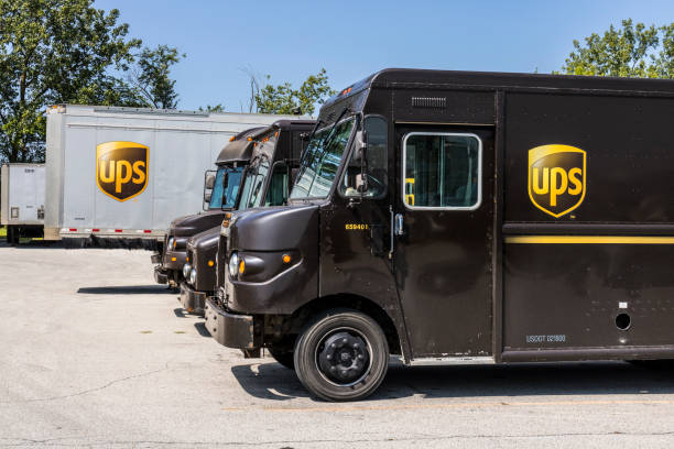 united parcel service camion de livraison. ups est plus grand entreprise livraison paquet vi du monde - united parcel service truck shipping delivering photos et images de collection