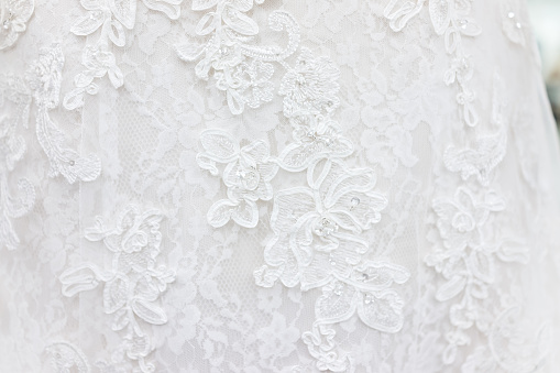 Primer plano macro de novia vestido de material del velo, textil de ropa blanca con diseño de brillantes diamantes de imitación photo
