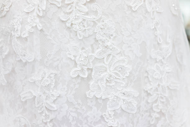 macro primo piano di pizzo abito da sposa velo materiale, tessuto indumento bianco con design strass lucido - lace foto e immagini stock