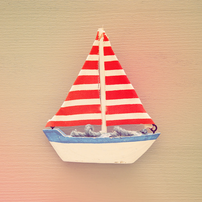 imagen de vacaciones y el verano con barco sobre fondo de madera. photo