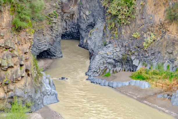 gole dell'alcantara - alcantara gorge (sicília, itália) - sicily river water gole dellalcantara - fotografias e filmes do acervo