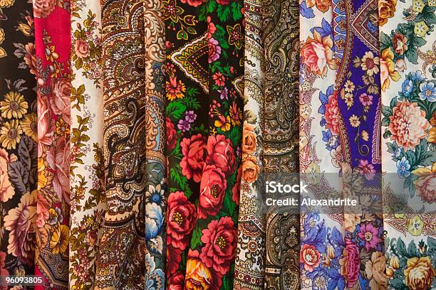Hermosa Belleza De Rusia Folk Kerchiefs Tradicional Foto de stock y más banco de imágenes de Adulación
