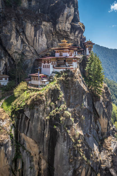 thaksang - temple nid tigres au bhoutan - monastère de taktsang photos et images de collection