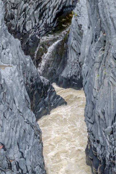 gole dell'alcantara - alcantara gorge (sicília, itália) - sicily river water gole dellalcantara - fotografias e filmes do acervo