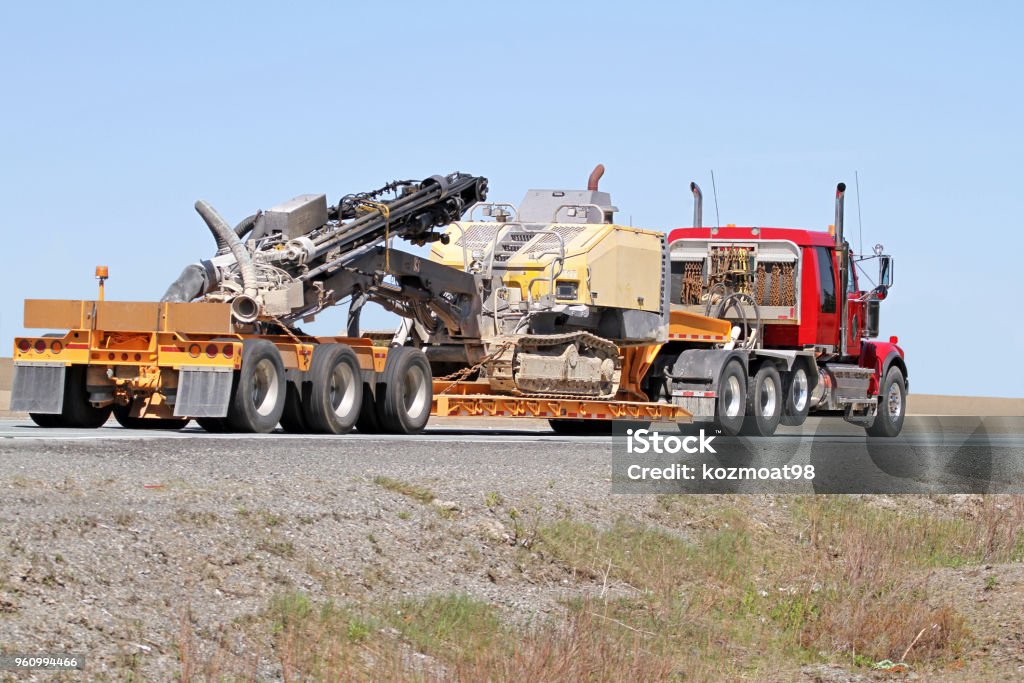 Semi-Tieflader transportieren ein tragbares Bohranlage - Lizenzfrei Bohranlage Stock-Foto