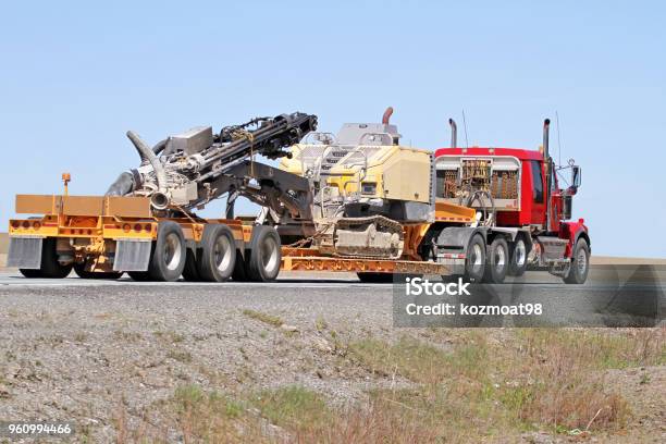 Semitieflader Transportieren Ein Tragbares Bohranlage Stockfoto und mehr Bilder von Bohranlage