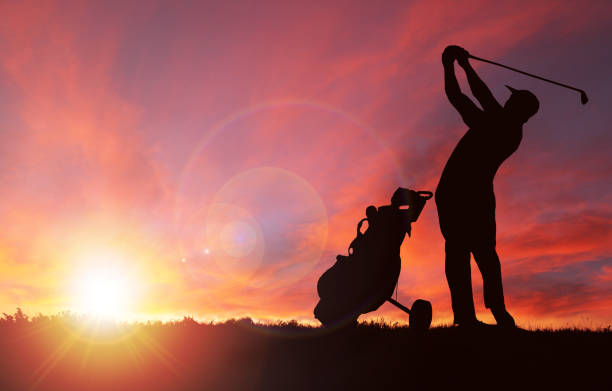 コピー スペースと日没時にゴルファーのシルエット - golfer competitive sport golf recreational pursuit ストックフォトと画像