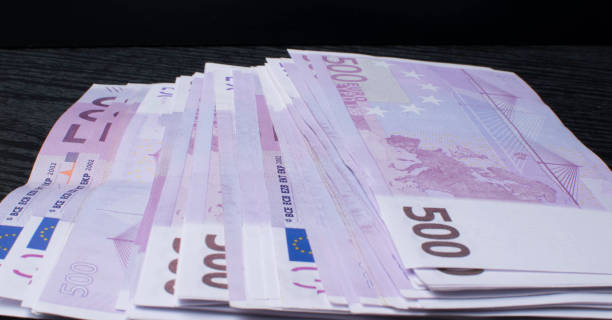 gran cantidad de quinientos billetes de moneda de la unión europea - currency euro symbol european union currency calculator fotografías e imágenes de stock