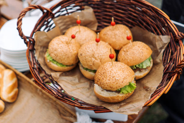 istock Hot fresh burgers in a wicker basket 961008894