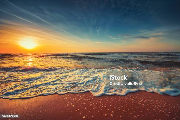 Hermoso Paisaje Con Nubes Sobre El Mar Amanecer Toma Foto de stock y más banco de imágenes de Puesta de sol