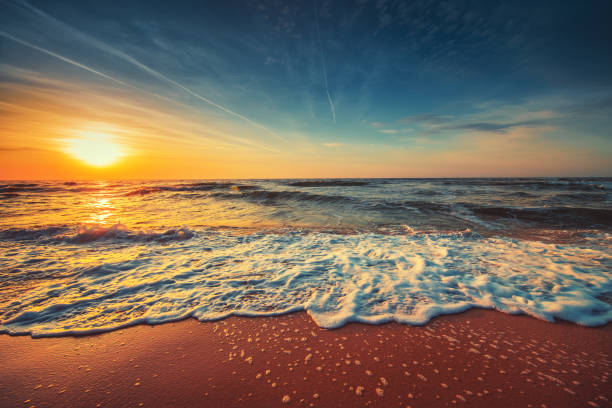 bellissimo paesaggio nuvoloso sul mare, colpo all'alba - hawaii islands beach landscape usa foto e immagini stock