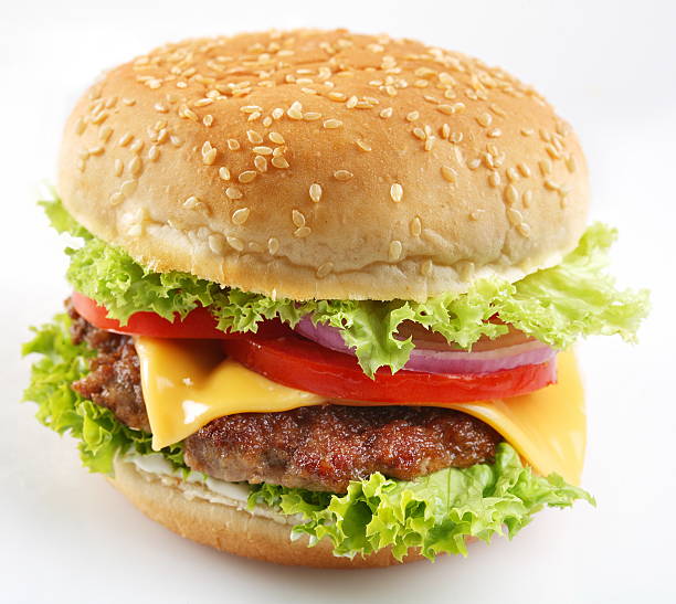 cheeseburguer sobre um fundo branco - sesame bun american culture cheddar imagens e fotografias de stock