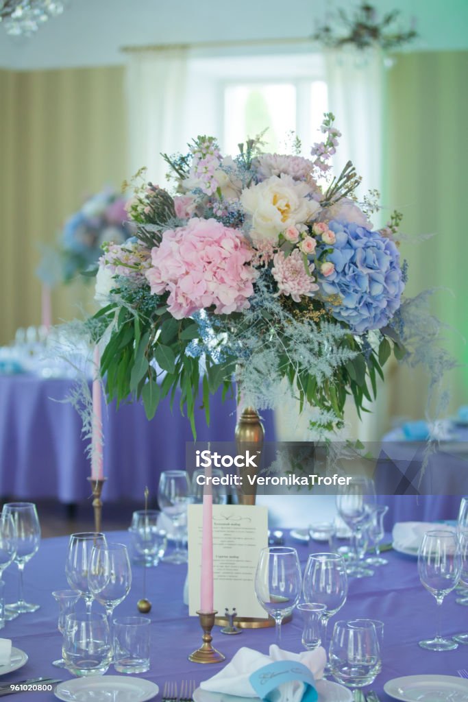 Lindas flores na mesa no dia do casamento. banquete de decoração na cor concurso - Foto de stock de Ambiente - All Vocabulary royalty-free