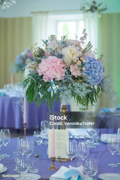 Foto de Lindas Flores Na Mesa No Dia Do Casamento Banquete De Decoração Na Cor Concurso e mais fotos de stock de Ambiente - All Vocabulary