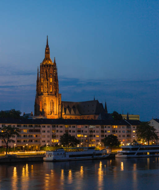catedral imperial de frankfurt de san bartolomé sobre el río main al atardecer - catedral de san bartolomé fráncfort fotografías e imágenes de stock