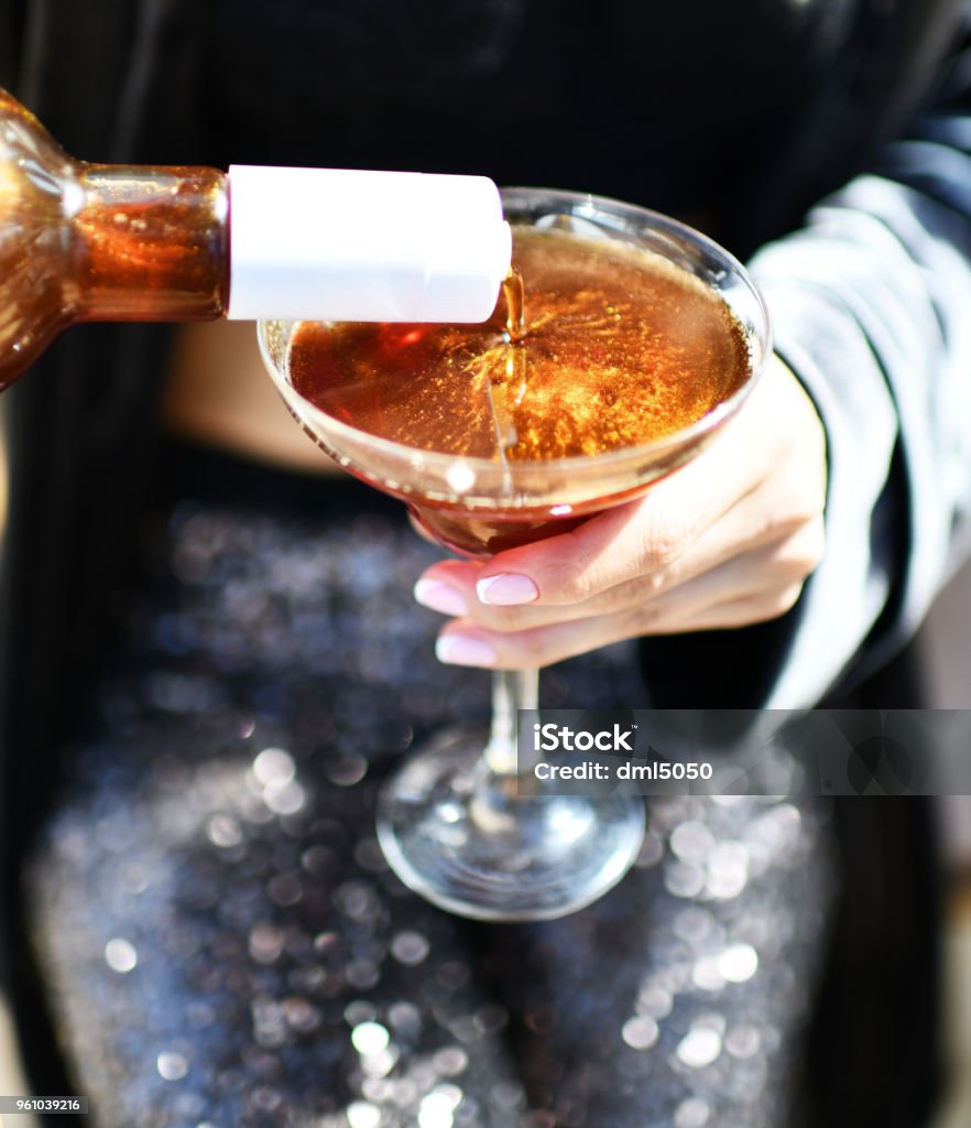 Người Phụ Nữ Thời Trang Xinh Đẹp Uống Cocktail Martini Quốc Tế ...