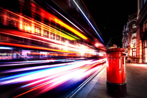 ロンドン市内の光の速度 - urban scene regent street city of westminster inner london ストックフォトと画像