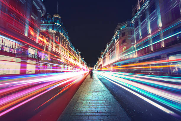lichtgeschwindigkeit in london city - straßenverkehr fotos stock-fotos und bilder