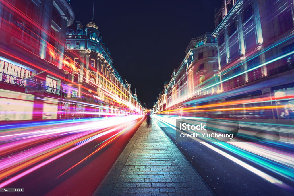 Velocidad de la luz en la ciudad de Londres - Foto de stock de Ciudad libre de derechos