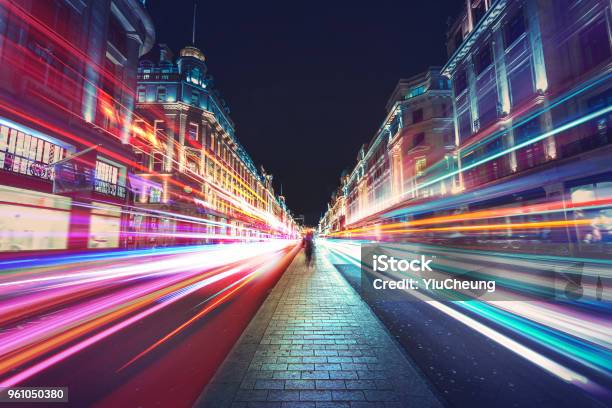 Velocidad De La Luz En La Ciudad De Londres Foto de stock y más banco de imágenes de Ciudad - Ciudad, Noche, Velocidad