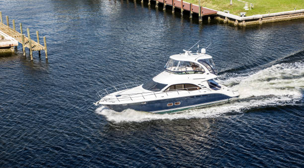 white and blue yacht motoring the intracoastal - motoring imagens e fotografias de stock