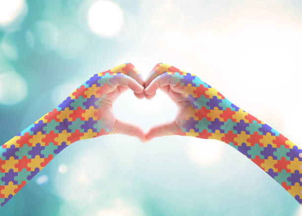 världen autism awareness day, psykisk hälsovård koncept med pussel pussel mönster på hjärtat formen barnens händer för att stödja autistiska barn medicinska välgörenhet kampanj - downs syndrome work bildbanksfoton och bilder