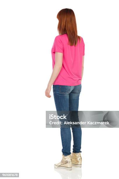 Photo libre de droit de Vue Latérale Arrière Des Jeunes Debout Femme En Chemise Rose banque d'images et plus d'images libres de droit de Vue de dos