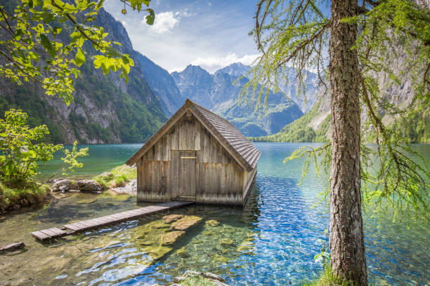 озеро обезее с лодочной дом летом, бавария, германия - shed cottage hut barn стоковые фото и изображения
