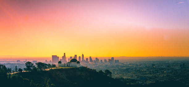 los angeles looking from mt hollywood at dawn - hollywood california skyline city of los angeles panoramic imagens e fotografias de stock