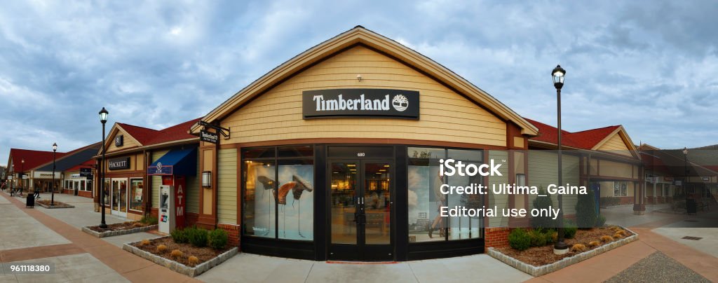 Timberland Tienda En Woodbury Common Premium Outlet Mall de stock y más de imágenes de Estado de Nueva - iStock