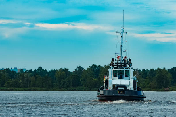 schwarz schlepper schiff im gange - piloting commercial dock harbor industrial ship stock-fotos und bilder