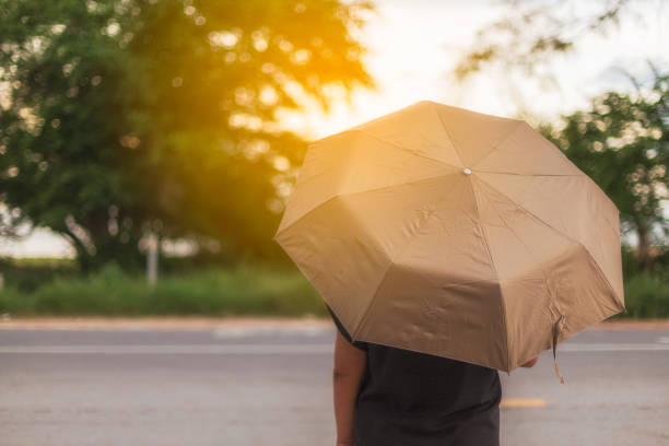 persona y paraguas en verano en la calle. - rain wind crisis business fotografías e imágenes de stock