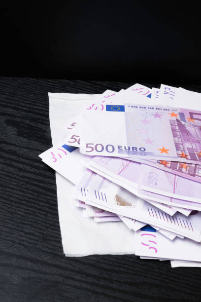 große menge an fünfhundert bargeld noten von eu-währung-hintergrund - currency euro symbol european union currency calculator stock-fotos und bilder