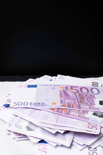 große menge an fünfhundert bargeld noten von eu-währung-hintergrund - currency euro symbol european union currency calculator stock-fotos und bilder