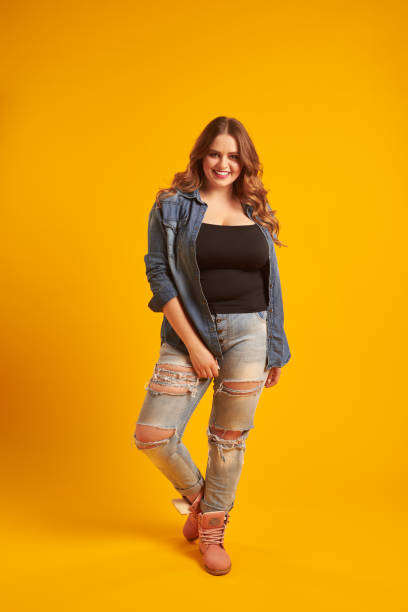 Joyful curvy girl in casual outfit posing at studio Full-length portrait of joyful curvy girl in casual outfit posing at studio model object stock pictures, royalty-free photos & images