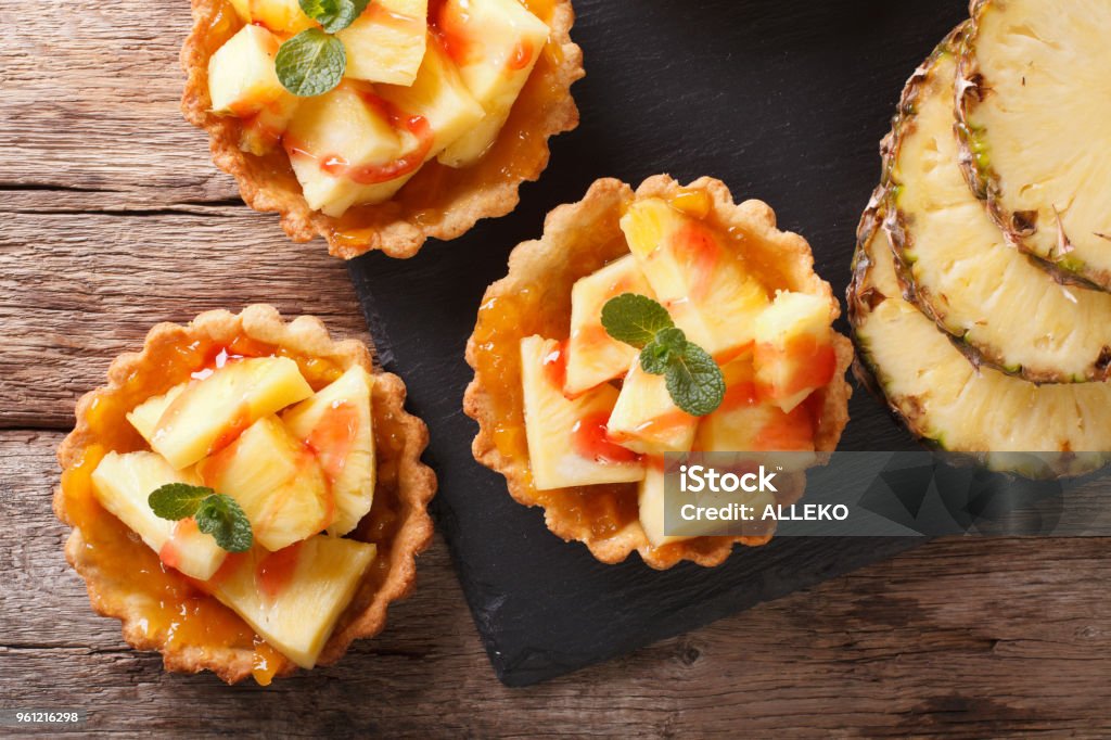 Mini-Torte mit frischer Ananas und Marmelade Closeup. Horizontale Ansicht von oben - Lizenzfrei Ananas Stock-Foto