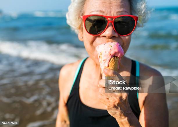 年配の女性がアイスクリームを食べる - シニア世代のストックフォトや画像を多数ご用意 - シニア世代, アイスクリーム, 楽しみ