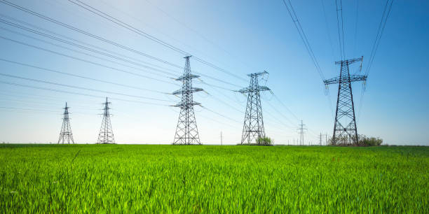 高�圧線、鉄塔晴れた日に青空と緑の農業風景。 - power line electricity construction fuel and power generation ストックフォトと画像