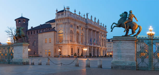 turin - der platz piazza castello mit dem palazzo madama und palazzo reale in der abenddämmerung. - palazzo reale turin stock-fotos und bilder