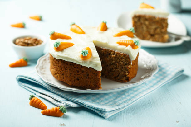 torta di carote fatta in casa - cake carrot carrot cake dessert foto e immagini stock